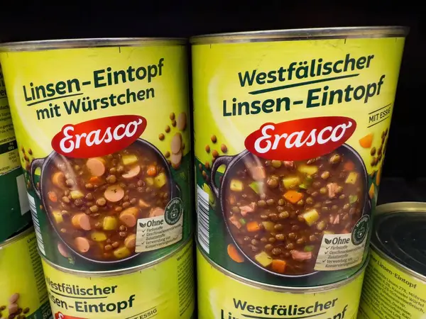 Lezzetli sosisler ve renkli sebzeler içeren canlı bir kutu Erasco 's Westphalian mercimek güveci, hızlı bir yemek için mükemmel. - FRANKFURT, Almanya - 21 Mart 2025