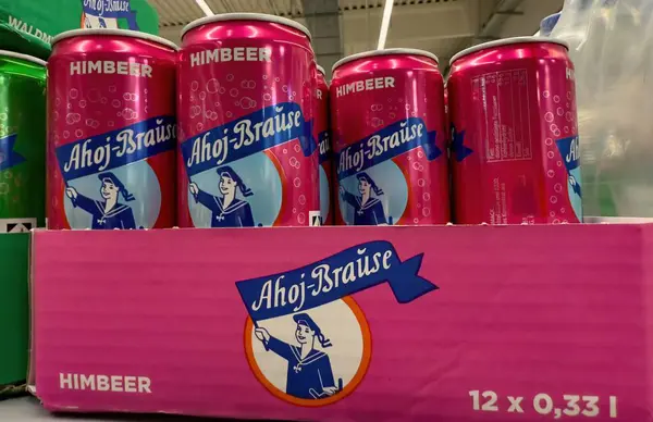 Neşeli bir paket Ahoj-Brause ahududu gazoz kutusu. Canlı renkler ve eğlence içeceği için nostaljik bir tasarım içeriyor. - FRANKFURT, Almanya - 21 Mart 2025