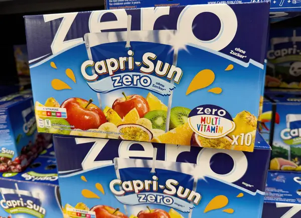 Capri-Sun Zero 'nun canlı bir vitrininde meyve aromalı paketler ve çocukların içecekleri için çekici ambalaj tasarımı sergileniyor. - FRANKFURT, Almanya - 21 Mart 2025