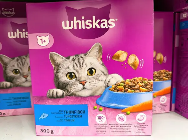 Ton balığının tadını gösteren bir Whiskas kedi maması paketi hem kedileri hem de sahiplerini lezzetli beslenmeleri için cezbetmek üzere tasarlandı. - FRANKFURT, Almanya - 21 Mart 2025