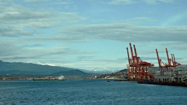 VANCOUVER, CANADA - 11 Nisan 2017 - Kargo gemileri ve vinçler Vancouver 'ın hareketli liman sahnesine hakim