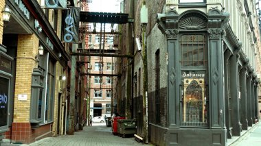 VANCOUVER, CANADA - 11 Nisan 2017 - Vancouver 'ın Gastown bölgesindeki genel kamu hizmetleri boruları ve antikacılarla dar sokaklar