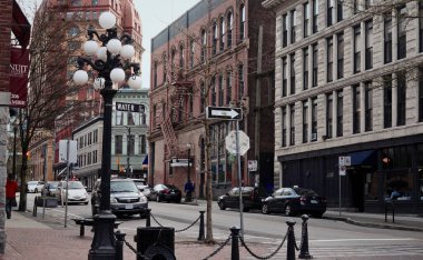 VANCOUVER, CANADA - 11 Nisan 2017 - Vancouver, British Columbia 'nın tarihi Gastown bölgesindeki Water Street manzarası
