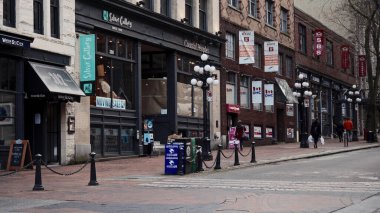 VANCOUVER, CANADA - 11 Nisan 2017 - Vancouver, British Columbia, Kanada 'nın tarihi Gastown bölgesi, kaldırım taşı caddeleri, Viktorya dönemi mimarisi ve benzersiz kentsel bir atmosfer yaratan canlı bir bölgedir.