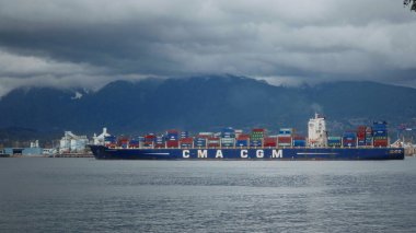 VANCOUVER, CANADA - 11 Nisan 2017 - Vancouver 'da sanayi bölgesi yakınlarında denize açılan büyük konteyner gemisi,