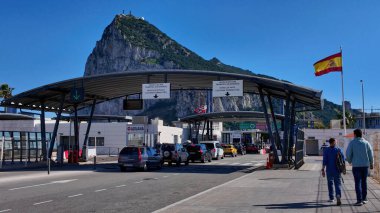 La Linea de la Concepcion 'dan Cebelitarık Kayası' na doğru yürüyen turistler - GIBRALTAR, İngiltere - 31 Mart 2025