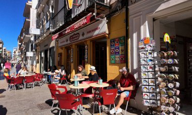 İspanya 'nın Ronda kentindeki açık kafede dinlenen turistler güneşli bir günün tadını çıkarıyorlar - RONDA, İspanya - 28 Mart 2025