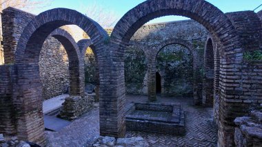 Ronda, İspanya 'da antik Arap hamamlarında kemerler, tuğla duvarlar, merkezi bir havuz ve ringa kemiği kaldırımı - RONDA, SPAIN - 28 Mart 2025