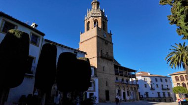 Santa Maria la Mayor Kilisesi heybetli kulesi ve saatiyle meydana hükmediyor, Ronda, İspanya 'da bir dönüm noktası - RONDA, İspanya - 28 Mart 2025