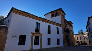 Mondragon Sarayı 'nın beyaz cephesi ve bitişik kulesi Endülüs' ün eski Ronda kentinde - RONDA, İspanya - 28 Mart 2025