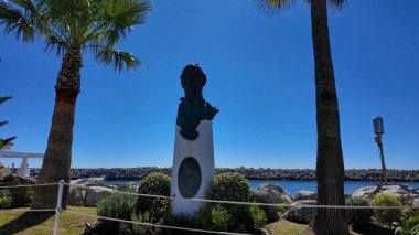 Puerto Banus 'un kurucusu Jose Banus' un iflası, güneşli bir günde Marbella, İspanya 'da palmiye ağaçları ve mavi gökyüzü - MARBELLA, İspanya - 30 Mart 2025