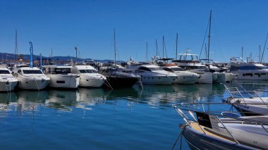 İspanya 'nın Marbella limanına demirlemiş beyaz lüks yatlar, güneşli bir günde Akdeniz' in sakin, mavi suyuna yansıyor - MARBELLA, SPAIN - 30 Mart 2025