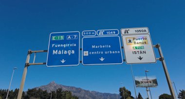 Marbella şehir merkezine giden yol işaretleri, Malaga, Fuengirola, Puerto Banus ve Istan Marbella, İspanya - MARBELLA, İspanya - 30 Mart 2025