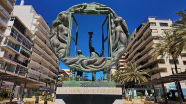 Marbella, İspanya 'da ifade özgürlüğünü kutlayan etkileyici bir bronz anıt, insan figürleri ve sembolik bir pencere - MARBELLA, SPAIN - 30 Mart 2025