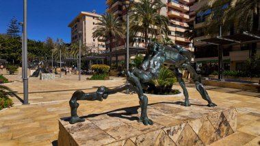 Salvador Dali 'nin Narcissus heykelinin büyüleyici metamorfozu avenida del mar, Marbella, İspanya - MARBELLA, SPAIN - 30 Mart 2025