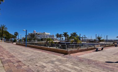 İspanya, Marbella 'da güzel güneşli bir gün, palmiye ağaçları ve modern mimariyle - MARBELLA, SPAIN - 30 Mart 2025