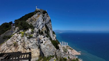 Cebelitarık Kayası 'ndan Cebelitarık Boğazı' nın manzarası, tarihi bir deniz feneri ve engin mavi okyanus - GIBRALTAR, İngiltere - 31 Mart 2025