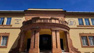 Sevilla Üniversitesi logosu olan Pabellon de Brasil 'in alçak açılı görüntüsü, Sevilla' da İspanyol mimarisi sergileniyor - SEVILLE, SPAIN - 25 Mart 2025