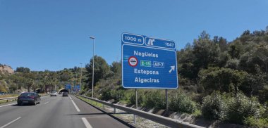 İspanya 'nın Marbella kenti yakınlarındaki AP 7 otoyolu üzerindeki yol tabelası, Nagueles, Estepona ve Algeciras - MARBELLA, SPAIN - 30 Mart 2025