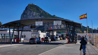 İspanya ve Gibraltar arasındaki sınır denetiminden geçen arabalar, arka planda Rock of Gibraltar - GIBRALTAR, İngiltere - 31 Mart 2025