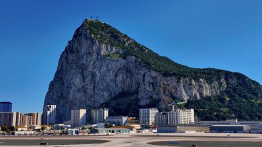 Heybetli Cebelitarık Kayası, şehre ve aşağıdaki havaalanı pistine bakan ufuk çizgisine hükmediyor - GIBRALTAR, İngiltere - 31 Mart 2025