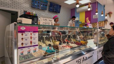 Dondurma dükkanı çalışanları, Ronda, İspanya 'da müşterilere dondurma servisi yapıyor - RONDA, İspanya - 28 Mart 2025