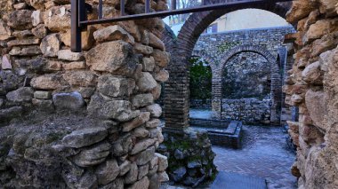 Taş ve tuğla kemerler, İspanya 'nın Ronda kentindeki iyi korunmuş Arap hamamlarını gözler önüne sererek geçmişe bir göz atarak, Fas mimari hünerinin bir kanıtı olan RONDA, SPAIN - 28 Mart 2025