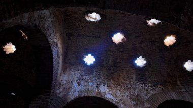 Güneş ışığı, tarihi hamam tavanındaki delikleri aydınlatıyor - RONDA, SPAIN - 28 Mart 2025