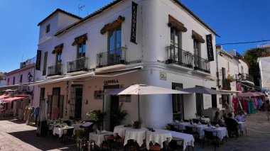 Marbella, Endülüs, İspanya 'daki Candela restoranının açık masa ve terası - MARBELLA, SPAIN - 30 Mart 2025