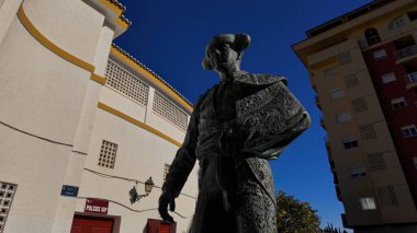 İspanya 'nın Plaza de Toros de Marbella kenti yakınlarında bulunan matador heykelinin düşük açılı görüntüsü - MARBELLA, İspanya - 30 Mart 2025