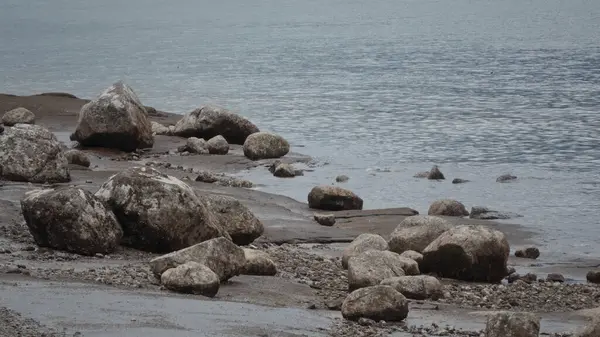 VANCOUVER, CANADA - 11 Nisan 2017 - Kanada 'nın Vancouver kentindeki İngiliz Körfezi kıyılarında sakin suları olan büyük kayalar