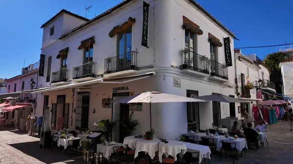 Marbella, Endülüs, İspanya 'daki Candela restoranının açık masa ve terası - MARBELLA, SPAIN - 30 Mart 2025