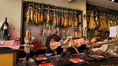 İspanyol şarküterisinde kasaplar çalışıyor, jamon serrano ve diğer iyileştirilmiş etleri hazırlıyorlar - RONDA, SPAIN - 28 Mart 2025