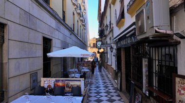 Ronda, İspanya - RONDA, SPAIN - 28 Mart 2025 Dar bir sokakta restoranlar, barlar ve turistler yürüyordu.