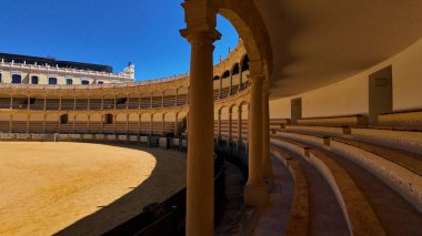 Ronda 'nın ikonik boğa halkasının güneşli iç tasarımı klasik tasarımı RONDA, SPAIN - 28 Mart 2025