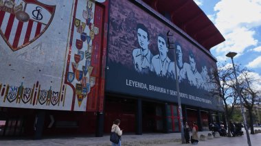 İspanya, Sevilla 'daki Ramon Sanchez Pizjuan stadyumunu dekore eden efsanevi futbolcuları gösteren büyük posterler - SEVILLE, SPAIN - 25 Mart 2025