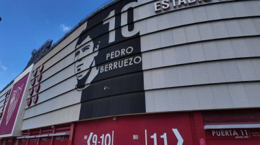 Sevilla 'daki Ramon Sanchez Pizjuan Stadyumu' nun alçak açılı görüntüsü, Pedro Berruezo 'nun büyük bir sancağı, eski futbolcu - SEVILLE, SPAIN - 25 Mart 2025