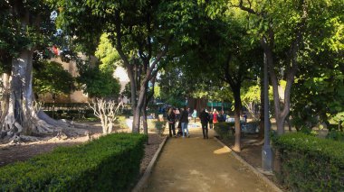 İspanya, Sevilla yakınlarındaki Murillo Bahçeleri 'nden geçerek güneşli bir günün tadını çıkaran insanlar - SEVILLE, İspanya - 25 Mart 2025