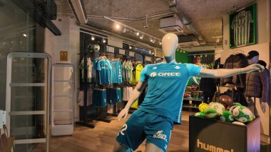 Sevilla 'daki Real Betis Balompie resmi mağazasında futbol üniforması giyen manken - SEVILLE, SPAIN - 25 Mart 2025