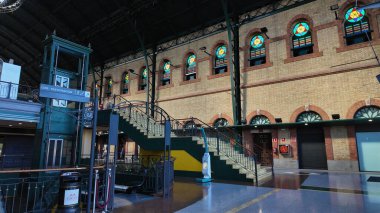 Seville 'in yenilenmiş tren istasyonundaki Plaza de Armas alışveriş merkezinin iç manzarası renkli cam ve vintage asansör SEVILLE, SPAIN - 25 Mart 2025