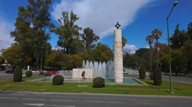 Çeşme ve anıt Amerika 'nın Seville, İspanya' da keşfedilmesini kutluyor, palmiye ağaçları ve mavi gökyüzü - SEVILLE, SPAIN - 25 Mart 2025