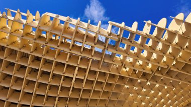 İspanya 'nın Sevilla kentindeki Metropol Şemsiyesi' nin modern mimarisi, eşsiz ahşap yapısıyla mavi gökyüzüne karşı fütüristik bir şablon oluşturuyor - SEVILLE, İspanya - 25 Mart 2025