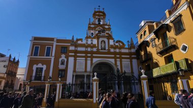 İspanya 'nın Sevilla kentindeki La Macarena Bazilikası' nı ziyaret eden turistler ve dindarlar güneşli bir günde - SEVILLE, SPAIN - 25 Mart 2025
