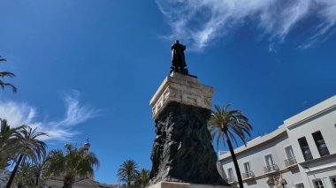 İspanya, Cadiz 'deki Moret Anıtı, 1868 Liberal Devrimi anısına palmiye ağaçları ile çevrili, CADIZ, SPAIN - 26 Mart 2025