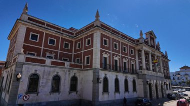 Cadiz İl Meclisi binasında Endülüs ve İspanyol bayraklarının dalgalandığı güneşli bir günde mavi gökyüzü - CADIZ, İspanya - 26 Mart 2025