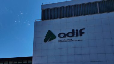 Cadiz Demiryolu İstasyonu - İspanya 'nın Cadiz kentindeki Demiryolu Altyapıları Yöneticisi, açık mavi gökyüzüne karşı logosunu sergiliyor - CADIZ, SPAIN - 26 Mart 2025