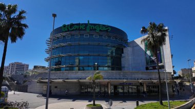 Bahia de Cadiz Modern alışveriş merkezi, cam cepheli ve büyük reklamlı, İspanya 'nın Cadiz kentinde yer alan, kentsel faaliyet ve canlı ticari merkez - CADIZ, SPAIN - 26 Mart 2025