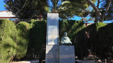 Jose Maria Peman 'ın bronz büstü, İspanya' nın Cadiz kentinde, CADIZ, SPAIN - 26 Mart 2025 tarihli eserinin anısına mermer bir plaketin yanında yer alıyor.