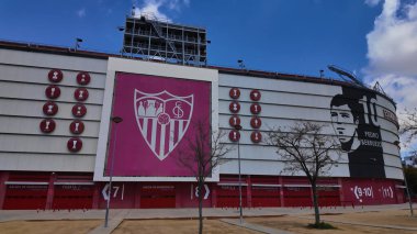 Sevilla 'daki Ramon Sanchez Pizjuan Stadyumu' nda büyük bir Sevilla FC logosu ve efsanevi oyuncu Pedro Berruezo 'nun portresi sergileniyor.
