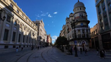 İspanya, Sevilla 'da Avenida de la Constitucion' da yürüyen turistler ve vatandaşlar güneşli bir günün tadını çıkarıyorlar - SEVILLE, SPAIN - 25 Mart 2025